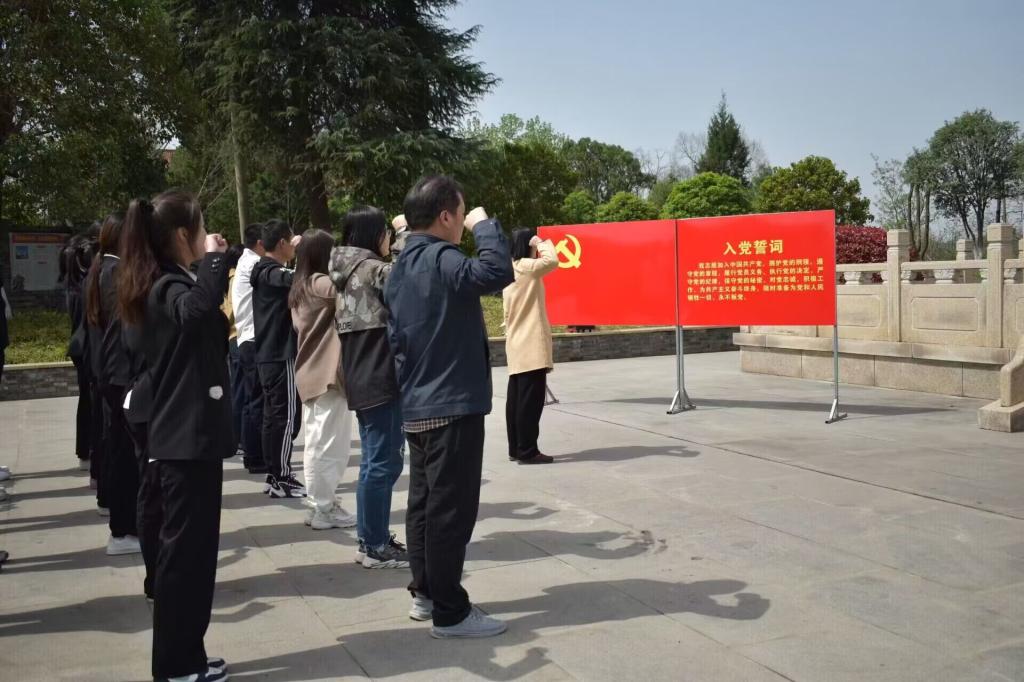 铭记革命先烈，传承革命精神——护理学院党总支组织开展清明节祭扫革命烈士陵园活动